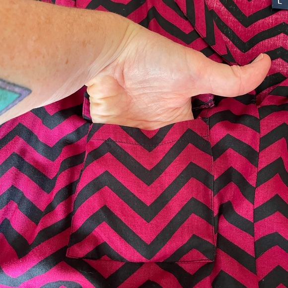 3/$15 EUC Escapade chevron blouse, long sleeve OR roll with tab. V neck AGGIE - Picture 4 of 7